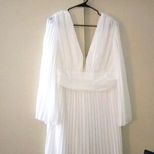 Backless white wedding dress , never worn! Polyester and elastane